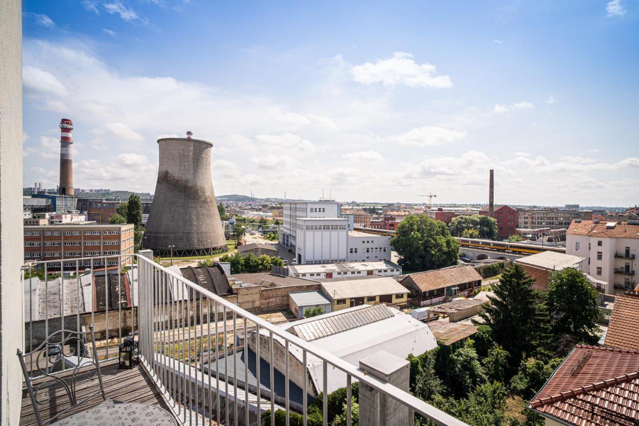 Апартаменты Zeppelin Studio With An Industrial View - Брно Экстерьер фото